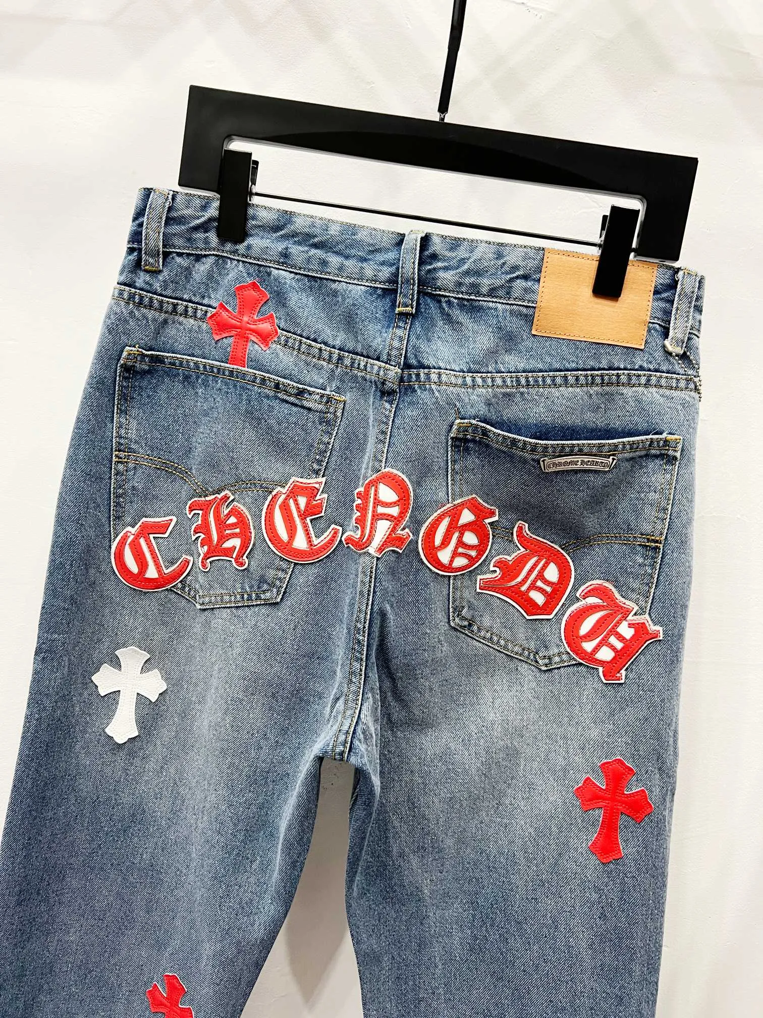 P260 Style number: (K630) Style number: (K550) Chrome Hearts & Chrome Hearts CH city limited series Sanskrit cross patch leather jeans need to be washed and then disassembled and hand-sewn sheepskin cross leather is then spliced ​​to complete. The whole piece requires too much craftsmanship to explain. The texture can be seen in the hand, and it looks good. The styles with different washed textures are very friendly to people with thin legs and thick legs. The straight version is very flattering to the leg shape. The moderate length is timeless and can be matched easily and casually. It is the basic styling foundation for various styles and is a must-have in the wardrobe! The fabric is stiff but also makes the upper body soft without losing texture. The washing process is even more perfect. It is a must-have item for everyone! ! ! Washed wheat, hang tag, pants label, three labels are complete, the upper body effect is particularly stiff and stylish, super stylish, same style for men and women - Color: Size: 28 30 32 34